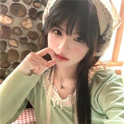 女生向前走